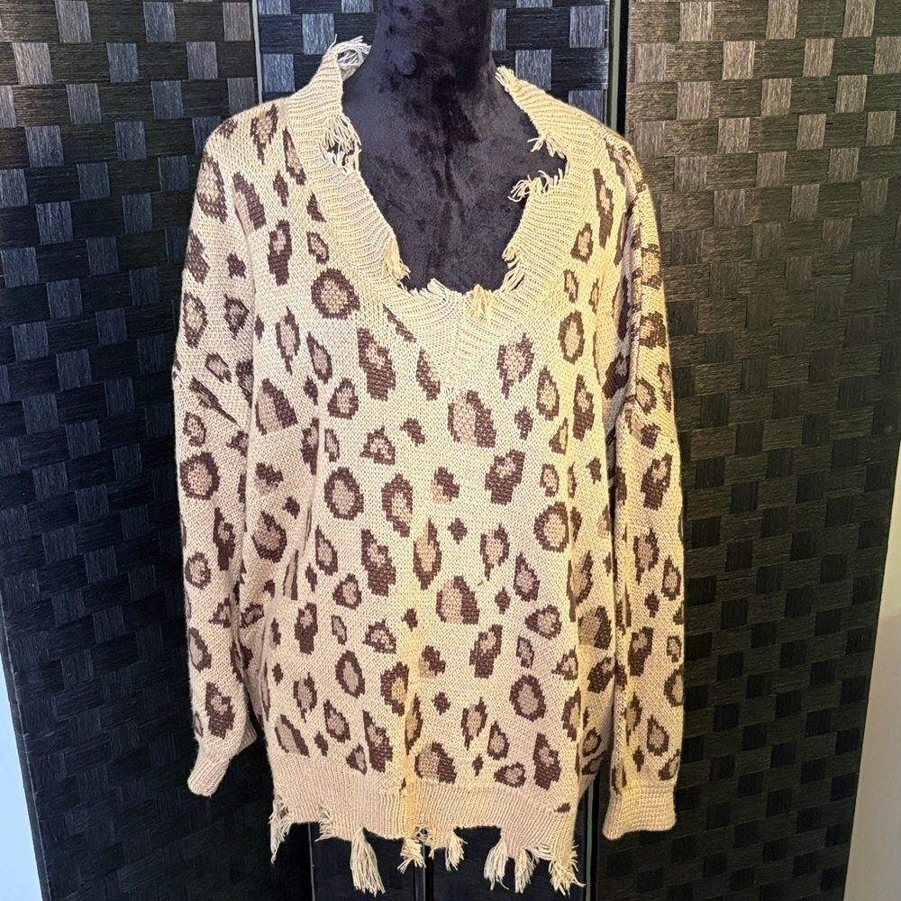 Chic Leopard Print V-Neck Sweater - Picture 2 of 3